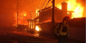 La Alcaldía de Los Ángeles declaró estado de emergencia por los incendios forestales avivados por fuerte fiento de más de 90 km/h.