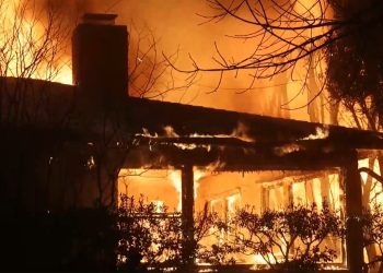 Los incendios en Los Ángeles han arrasado unas 12 mil hectáreas y solo en el área de Pacific Palisades se han consumido unas mil viviendas.