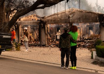 Residentes de barrios evacuados por los incendios en Los Ángeles podrían regresar dentro de una semana.