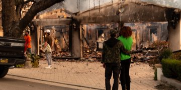 Residentes de barrios evacuados por los incendios en Los Ángeles podrían regresar dentro de una semana.