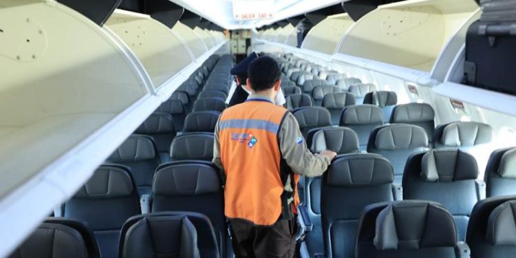 Inspección de aeronaves por parte del MAGA evita ingreso de plagas en plantas y productos naturales. Foto MAGA.