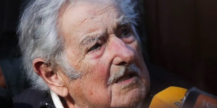 El expresidente de Uruguay, José Mujica, afirma que el cáncer se le expandió al hígado y que está muriendo.
