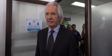 El periodista José Rubén Zamora se presentó este lunes a una audiencia sobre su libertad condicional, pero se cancelo la diligencia.