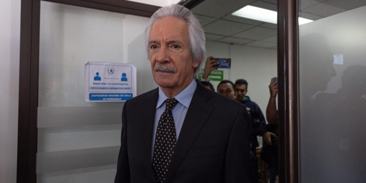 El periodista José Rubén Zamora se presentó este lunes a una audiencia sobre su libertad condicional, pero se cancelo la diligencia.