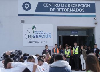 La vicepresidenta Karin Herrera, junto al director del Instituto Guatemalteco de Migración, durante la recepción de retornados desde Estados Unidos.