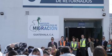 La vicepresidenta Karin Herrera, junto al director del Instituto Guatemalteco de Migración, durante la recepción de retornados desde Estados Unidos.