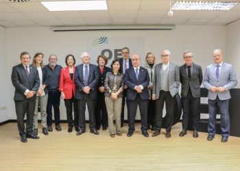 Responsables del lanzamiento de la plataforma Iberoamérica en Democracia de la OEI y asistentes, durante el acto de presentación.