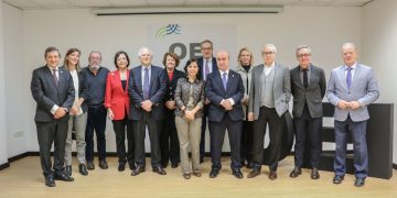 Responsables del lanzamiento de la plataforma Iberoamérica en Democracia de la OEI y asistentes, durante el acto de presentación.