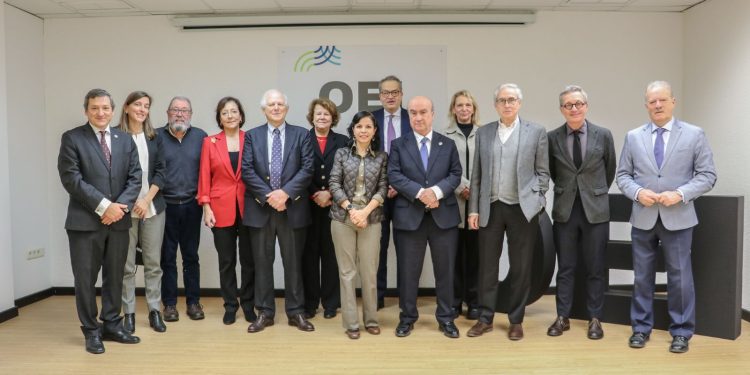 Responsables del lanzamiento de la plataforma Iberoamérica en Democracia de la OEI y asistentes, durante el acto de presentación.