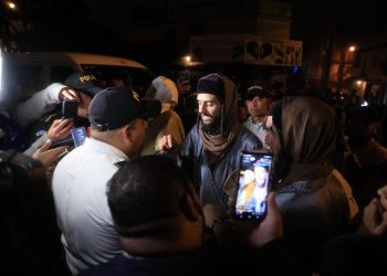 Alguns integrantes de la Secta Lev Tahor permanecen en las afueras del albergue Casa Nuestras Raíces.