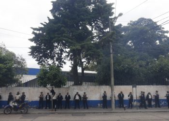 Algunos integrantes de la secta judía ultraortodoxa Lev Tahor permanecen afuera del albergu Hogar Nuestras Raíces.