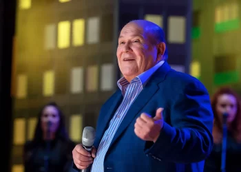 Leo Dan, ícono de la música argentina, de América Latina y del mundo. / Foto: Billboard.