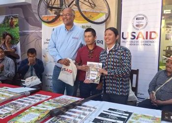 Entregan libros de texto en nueve Idiomas Mayas para el nivel primario