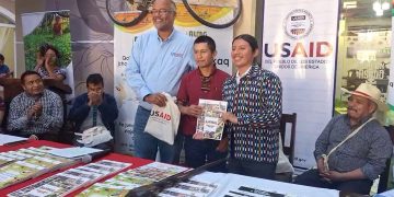 Entregan libros de texto en nueve Idiomas Mayas para el nivel primario