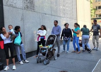Migrantes en Nueva York esperan ayuda en las afueras de una ONG católica.