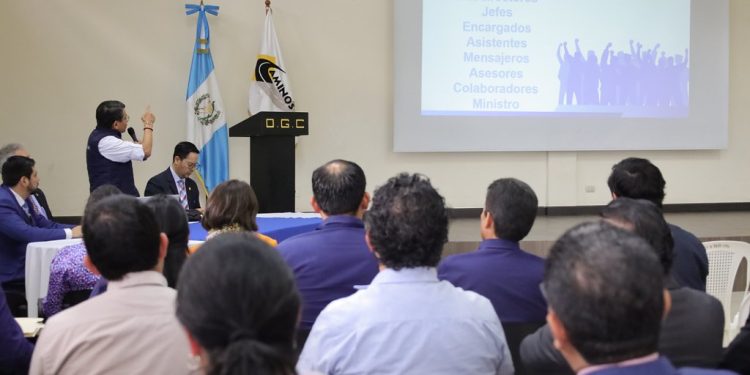 El titular del CIV, Miguel Ángel Díaz, durante reunión de trabajo con personal de viceminiterios y unidades ejecutoras de esa cartera.