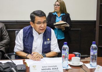 Durante una citación en el Congreso, el titular del CIV, Miguel Ángel Díaz, informa a diputados sonre los avances en el tramo Palín-Escuintla.