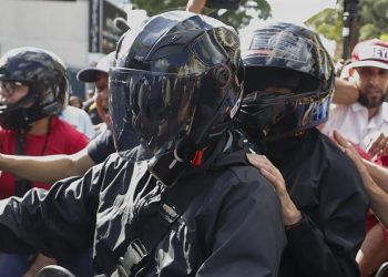María Corina Machado -con casco- fue detenida luego de una protesta de la oposición en Caracas, Venezuela. / Foto: EFE.