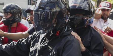 María Corina Machado -con casco- fue detenida luego de una protesta de la oposición en Caracas, Venezuela. / Foto: EFE.