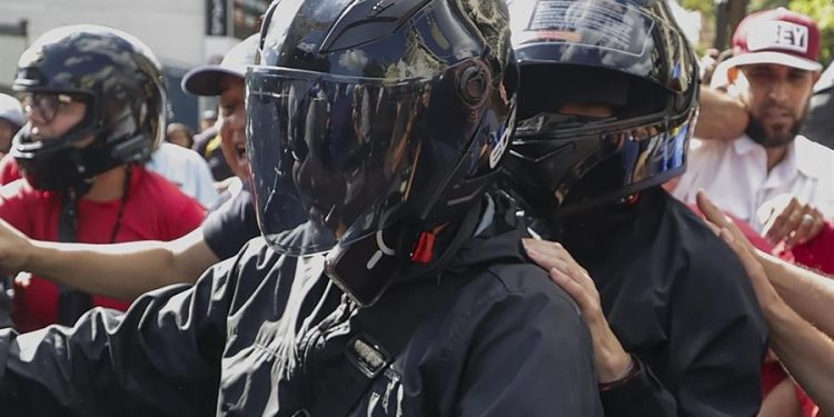 María Corina Machado -con casco- fue detenida luego de una protesta de la oposición en Caracas, Venezuela. / Foto: EFE.