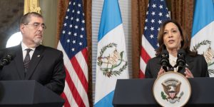 El presidente Arévalo junto a la vicepresidenta Harris en la visita del mandatario guatemalteco a Washington en marzo de 2024.