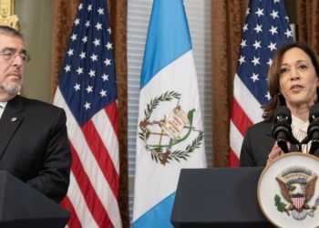 El presidente Arévalo junto a la vicepresidenta Harris en la visita del mandatario guatemalteco a Washington en marzo de 2024.