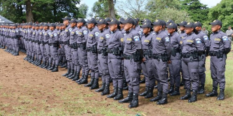 Mingob verifica el uso adecuado de uniformes de guardias penitenciarios. / Foto: Sistema Penitenciario.
