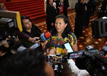 Ministra de Trabajo y Previsión Social, Miriam Roquel. explica sobre el plan de apoyo a retornados.