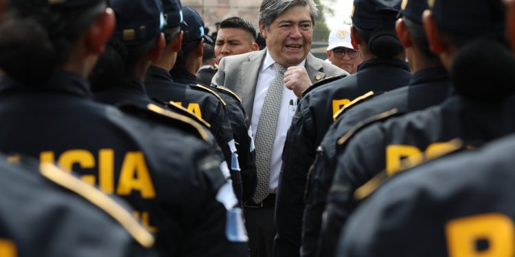 Ministro de Gobernación externa agradecimiento a fuerzas policiales este 1 de enero de 2025. / Foto: Mingob.