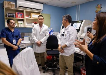 Ministro de Salud y personal del Hospital General San Juan de Dios dialogan sobre equipo para combate del cáncer. / Foto: MSPAS.