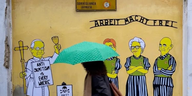 Mural en Milán contra las prácticas antisemitas y en recuerdo del Holocausto. / Foto: EFE.