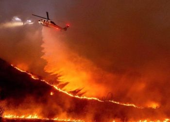 Nuevo incendio en vecino condado de Ventura mantiene crisis a una semana del inicio del fuego en California.