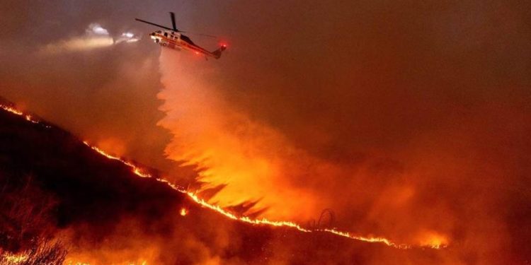 Nuevo incendio en vecino condado de Ventura mantiene crisis a una semana del inicio del fuego en California.