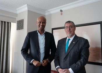 El presidente Bernardo Arévalo -derecha- se reúne con el ministro de Desarrollo Internacional de Canadá, Ahmed Hussen.