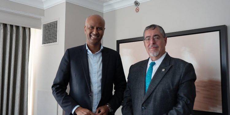 El presidente Bernardo Arévalo -derecha- se reúne con el ministro de Desarrollo Internacional de Canadá, Ahmed Hussen.