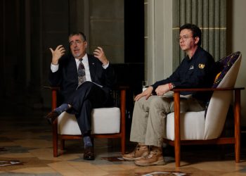 El presidente Bernardo Aréval y el director del IGM conversan sobre la atención a migrantes guatemaltecos retornados de Estados Unidos.