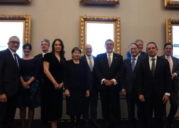 El presidente Bernardo Arévalo, durante la gala en la que recibió el Galardón Estadista del Año 2024 por parte del Consejo Canadiense para las Américas en Toronto, Canadá.