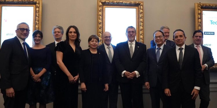 El presidente Bernardo Arévalo, durante la gala en la que recibió el Galardón Estadista del Año 2024 por parte del Consejo Canadiense para las Américas en Toronto, Canadá.