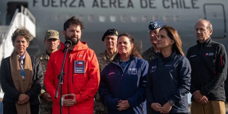 El presidente Gabriel Boric, junto a algunos de sus ministros, ratifica reclamo soberano sobre territorio antártico.