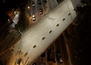 Vista del nuevo puente Adolfo Mijangos López poco antes de que se habilitara el paso esta madrugada.