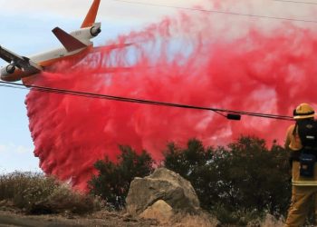 Polvo rosa se está utilizando como ralentizador en incendios en Los Ángeles. / Foto: Expreso.