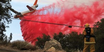 Polvo rosa se está utilizando como ralentizador en incendios en Los Ángeles. / Foto: Expreso.