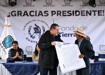 Presidente entrega escritura comunal que beneficiará a 230 familias en San Juan Sacatepéquez