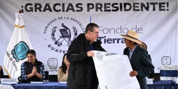 Presidente entrega escritura comunal que beneficiará a 230 familias en San Juan Sacatepéquez