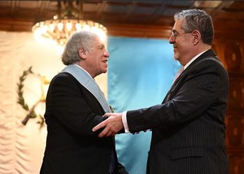 Presidente entrega la Orden del Quetzal a Luis Almagro, secretario general de la OEA