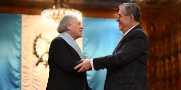 Presidente entrega la Orden del Quetzal a Luis Almagro, secretario general de la OEA