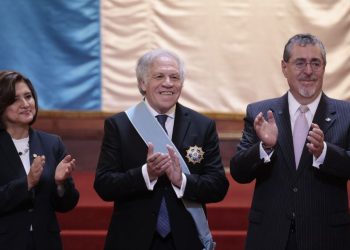 Presidente entrega la Orden del Quetzal a Luis Almagro, secretario general de la OEA