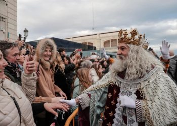 Melchor, uno de los tres Reyes Magos, saluda a chicos y grandes a su llegada al puerto de Valencia, para hacer su recorrido por varias ciudades.
