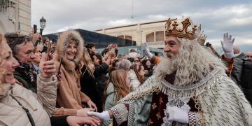 Melchor, uno de los tres Reyes Magos, saluda a chicos y grandes a su llegada al puerto de Valencia, para hacer su recorrido por varias ciudades.