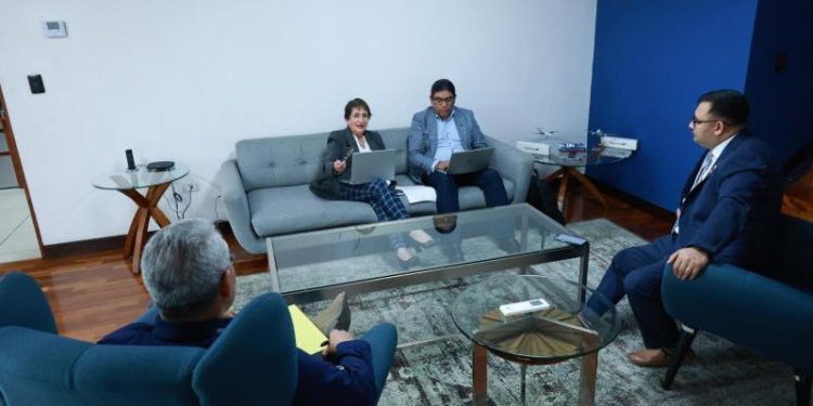 Reunión de autoridades del CIV con la PDH para tratar tema de derechos de usuarios del transporte público. / Foto: CIV.